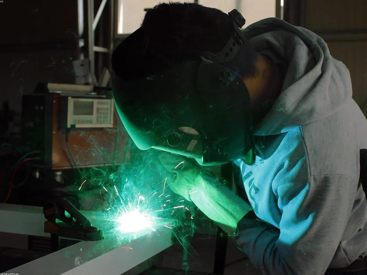 Monteur aan het werk in een industriële fabriek